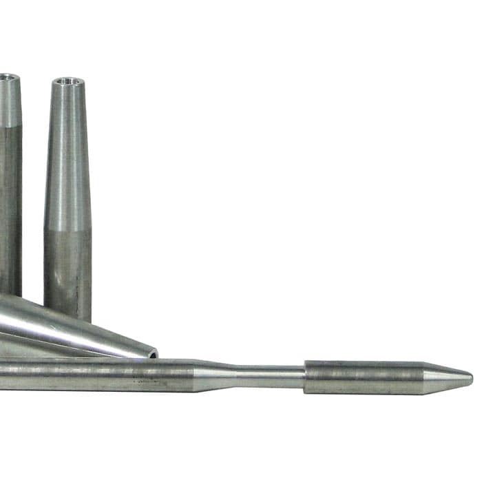 Nahaufnahme des Rope Fid Universal, zeigt die spitze und zylindrische Form der Metallteile sowie die glatte Oberfläche des langen Metallstabs mit Gewindeende