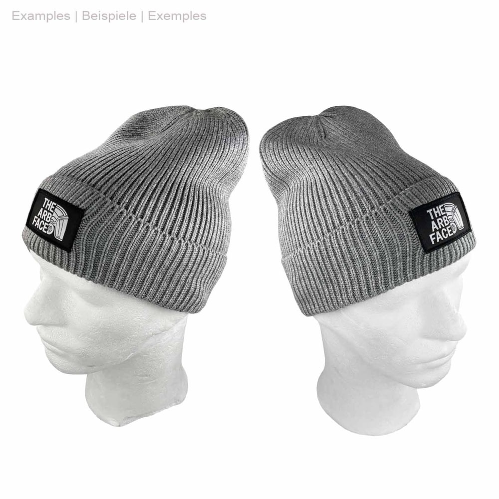 Graue Arbface Beanie Mütze mit schwarzem Logo-Patch vorne, gezeigt auf weißem Schaufensterkopf aus zwei verschiedenen Perspektiven