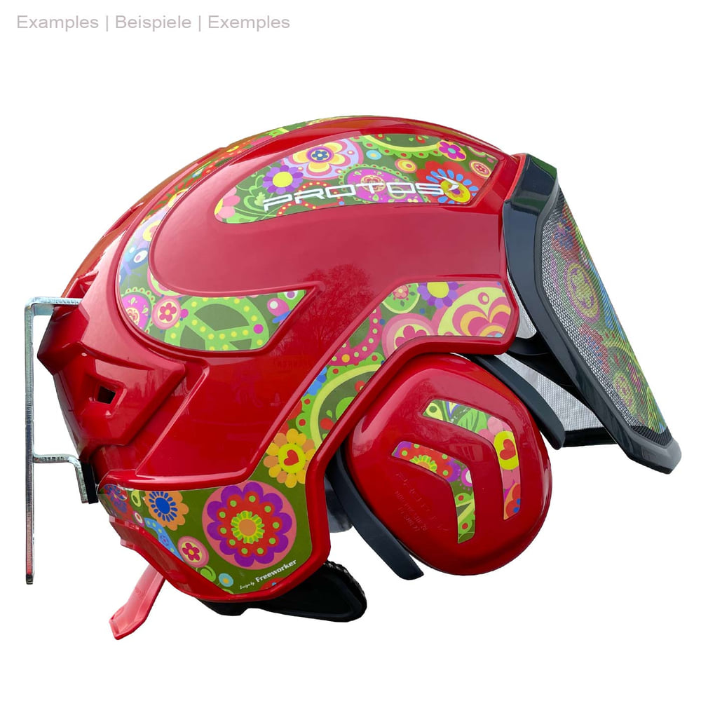 Roter PROTOS® Helm mit buntem Blumenmuster und montierter silberner PROTOS® Wandhalterung, seitliche Ansicht