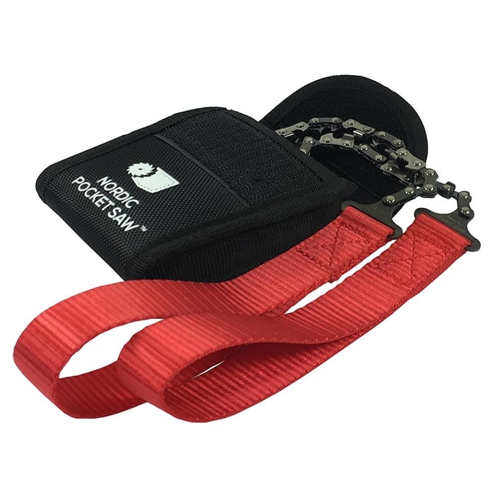 Nordic Pocket Saw mit schwarzer Tasche und roten Schlaufen, die Kette ist teilweise sichtbar