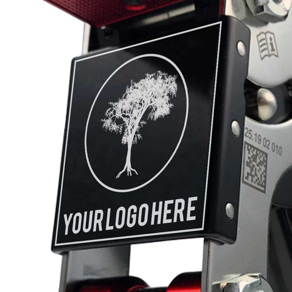 Nahaufnahme des schwarzen Schilds am SpiderJack 3 mit weißem Baum und Schriftzug "YOUR LOGO HERE"