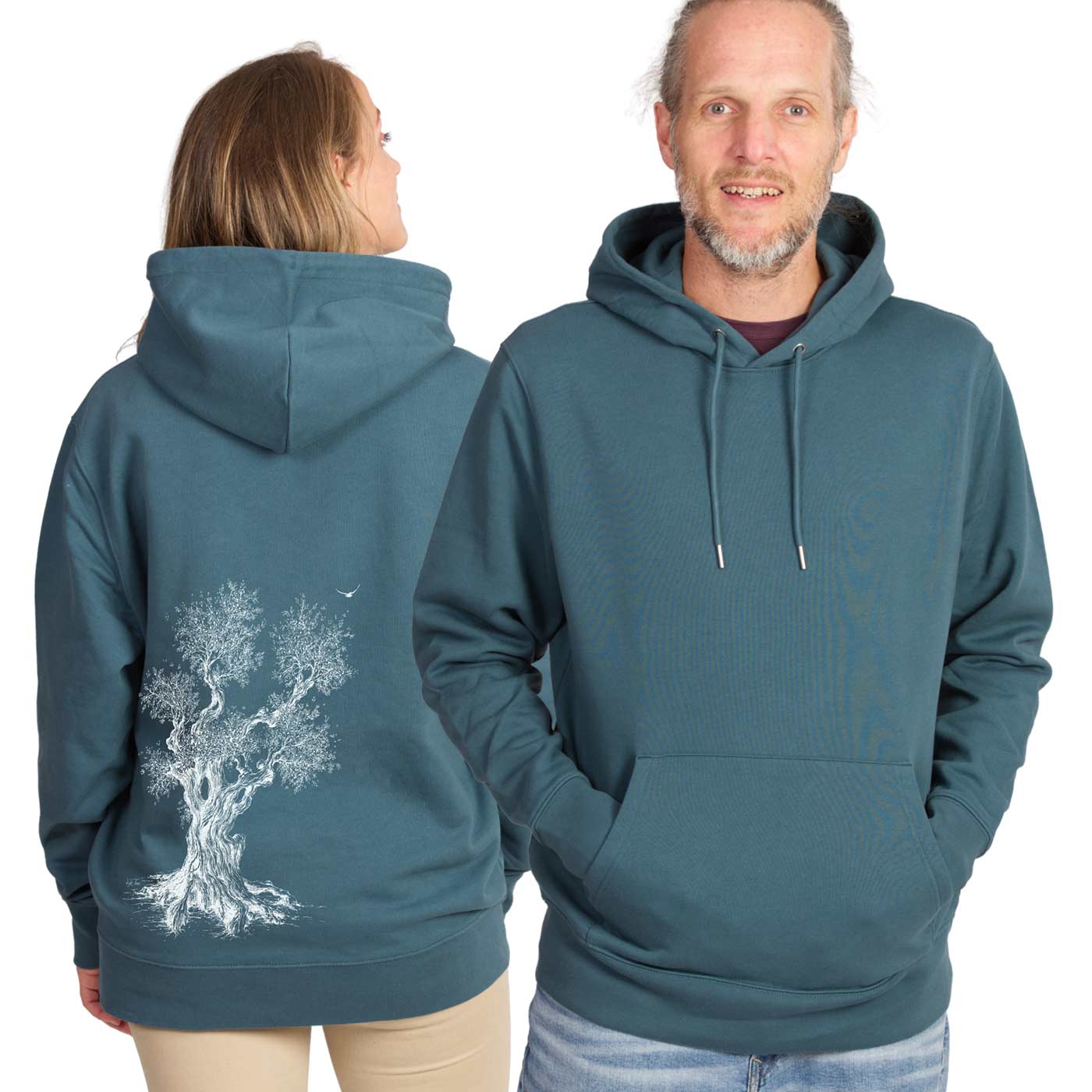 Olive Tree Hoodie in blaugrün, vorne schlicht mit Kapuze und Kängurutasche, getragen von einem Mann, hinten getragen von einer Frau mit weißem Baumdruck auf dem Rücken
