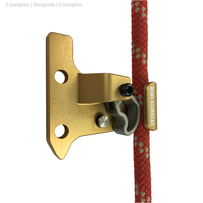 SpikeSender 2 R mit rotem Seil, goldfarbenes Metallteil mit zwei Bohrlöchern und schwarzer Schraube, "KIWI KLIMBERS" Schriftzug sichtbar, weitere Perspektive