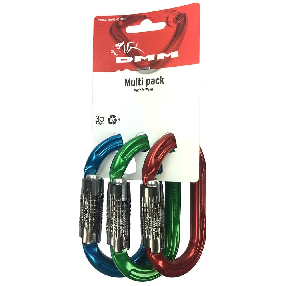 3 x Ultra O Color Karabiner in Blau, Grün und Rot mit silbernem Verschluss, verpackt an einem weißen Karton mit rotem oberen Bereich und DMM-Logo