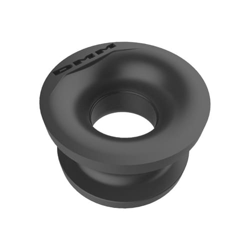 Ein schwarzes Grommet-Teil mit der Aufschrift "DMM" auf weißem Hintergrund, Produktname Grommet