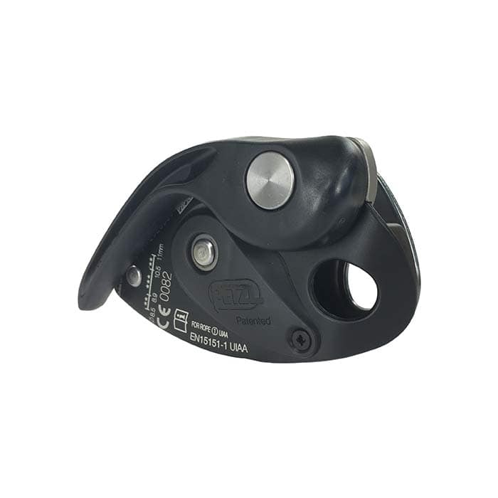 Grigri Klettergerät von Petzl in schwarzem Kunststoff mit technischen Angaben und Zertifizierungen auf der Rückseite