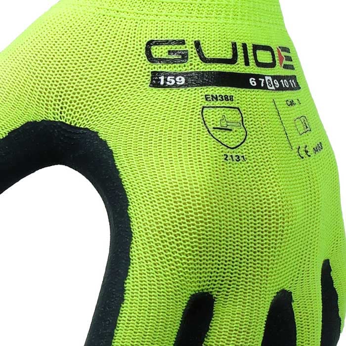 Nahaufnahme des Handschuhs 159 Guide Hi-Vis in Neon-Gelb mit schwarzer Beschichtung, sichtbar sind Herstellername Guide, Modellnummer 159 und Sicherheitskennzeichnungen auf dem Handrücken