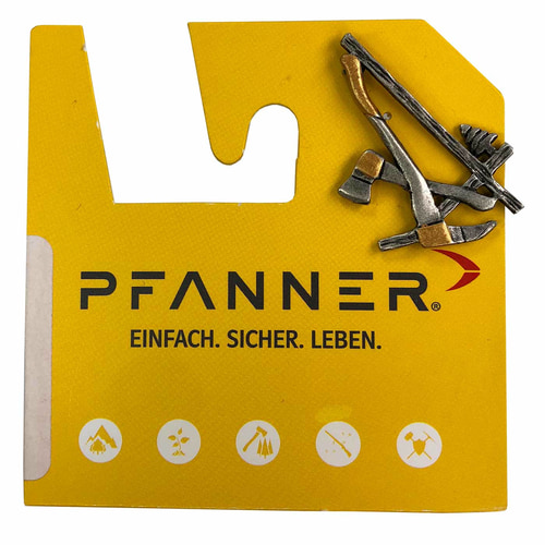 Holzer Pin mit zwei Äxten und einem Baum, silberfarben mit schwarzer Patina und goldfarbenen Details auf gelbem Pfanner-Kartenhalter mit schwarzer Schrift