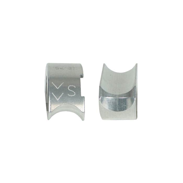 Positioner Klemmbacke S, zwei silberne Metallteile mit halbkreisförmiger Aussparung, eines mit Markierungen "S" und Pfeilen