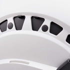 Nahaufnahme der weißen Belüftungsschlitze des Petzl Vertex Vent Helms