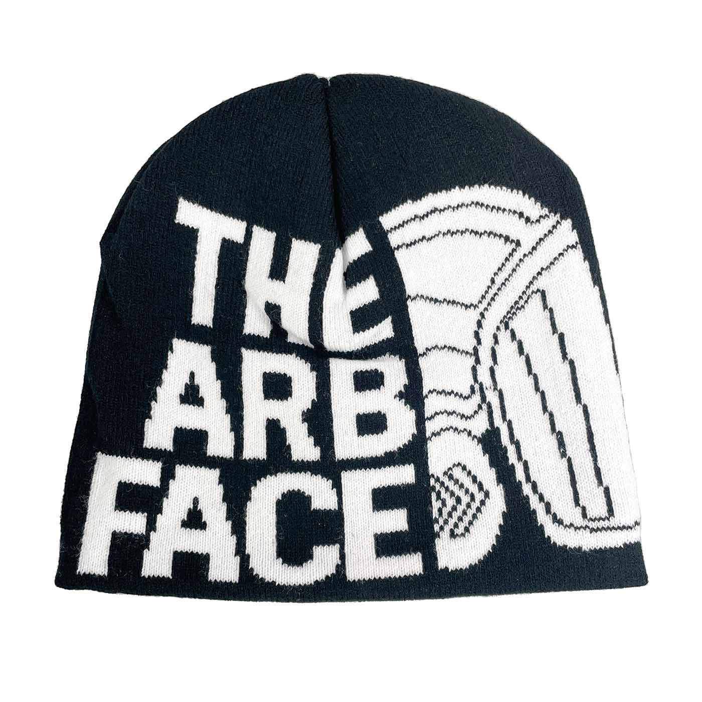 Schwarze Arbface Beanie mit weißem Schriftzug "THE ARB FACE" und weißem Design auf der rechten Seite