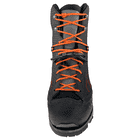 Evo Safety Schuh in Schwarz mit orangefarbenen Schnürsenkeln von vorne gezeigt, Herstellername nicht sichtbar