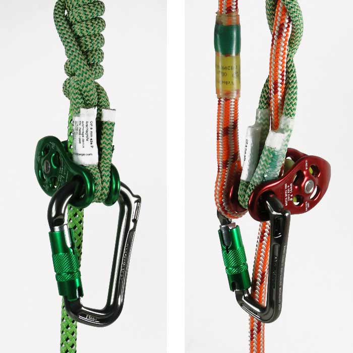 Zwei Kletterseile mit grünen und roten Umlenkrollen, an denen jeweils ein Rhino Karabiner mit grünem Verschlussmechanismus hängt