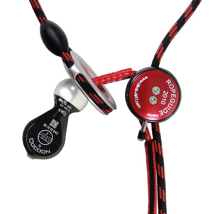 Nahaufnahme des RopeGuide 2010 Cocoon 5 mit rotem runden Teil und schwarzem Kunststoffteil mit Aufdruck Cocoon 5, Hersteller nicht sichtbar
