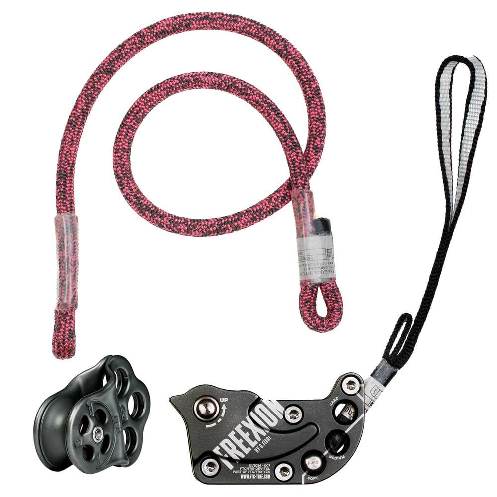 Freexion System Hitch Climber Klettergerät mit schwarzem Metallblock, schwarzer Umlenkrolle und zwei Seilen, eines rot-schwarz und eines schwarz-weiß