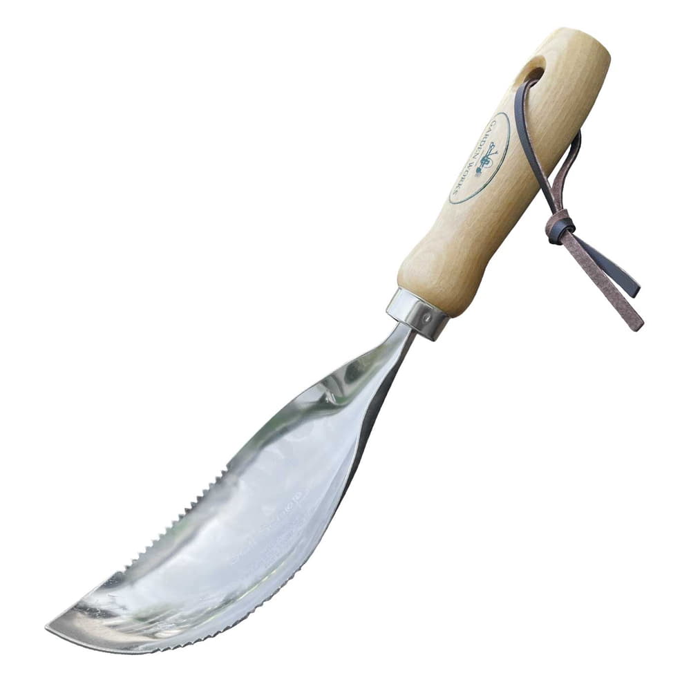 Soil Scoop mit Holzgriff und Metallblatt, am Griff ein Lederband