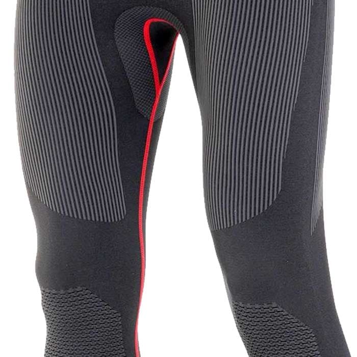 Climb Tech Base Layer Pants von Aripro, Nahaufnahme der schwarzen langen Hose mit grauen und roten Mustern am Oberschenkel und Kniebereich