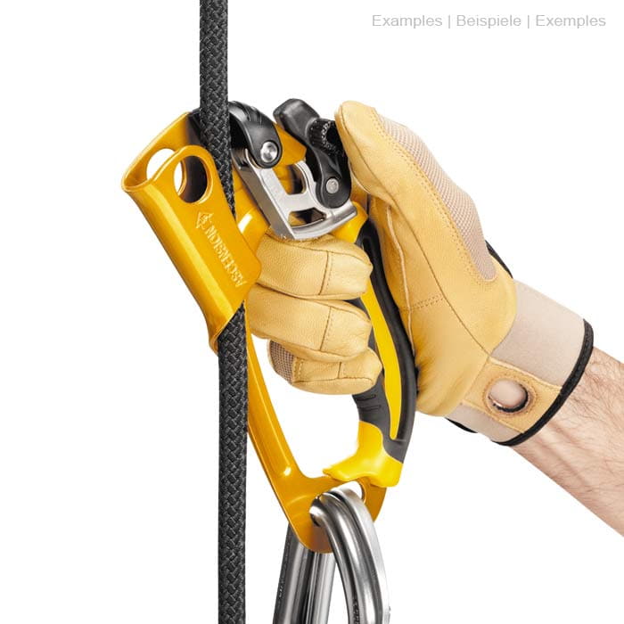 Ascension R in gelb und schwarz mit Griff, Metallteilen, Seil und Karabiner, gehalten von einer Hand mit beigem Handschuh in anderer Position