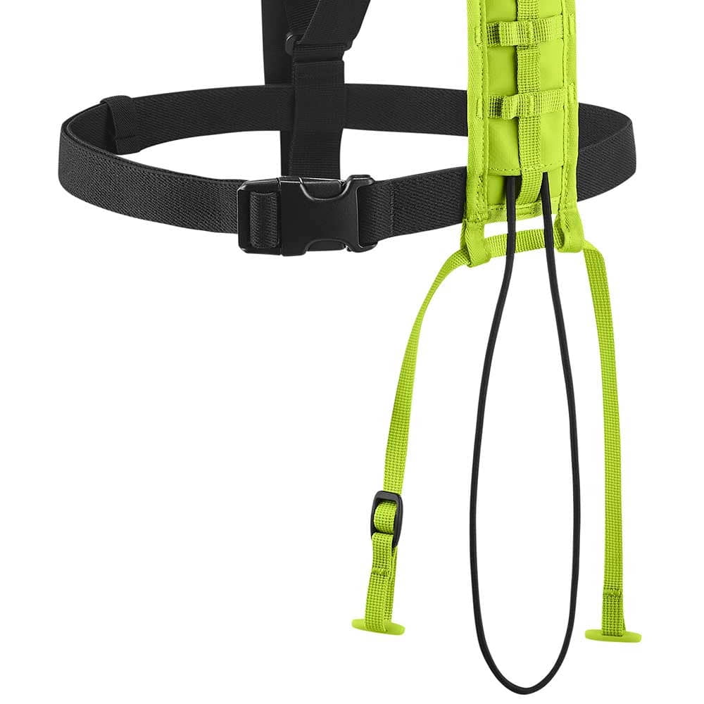 TreeRex Bungee Chest von Edelrid, Nahaufnahme der schwarzen Verschlussschnalle und der grünen sowie schwarzen elastischen Bänder am unteren Teil des Gurts