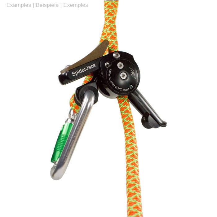 SpiderJack 2.1 Basic von ART, schwarzes mechanisches Gerät mit Holzgriff, montiert an orange-grünem Kletterseil mit Karabiner