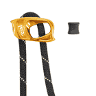 Nahaufnahme des gelben Metallgeräts mit Petzl-Logo und schwarzem Seil mit gelben Punkten, daneben ein kleines schwarzes Gummiteil mit Petzl-Logo