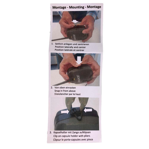 Montageanleitung für Adapter ECC / 3M Bügel-Adapter mit drei Fotos und Text in Deutsch, Englisch und Französisch, die die Anbringung des Adapters an einer Gehörschutzkapsel zeigen