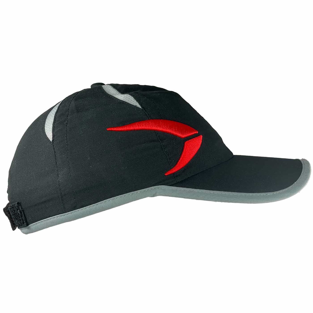 PFANNER® Cap schwarze Kappe mit grauen Details und rotem Logo auf der Seite