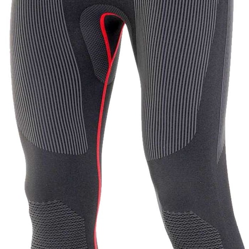 Climb Tech Base Layer Pants von Aripro, Nahaufnahme der schwarzen langen Hose mit grauen und roten Mustern am Oberschenkel und Kniebereich