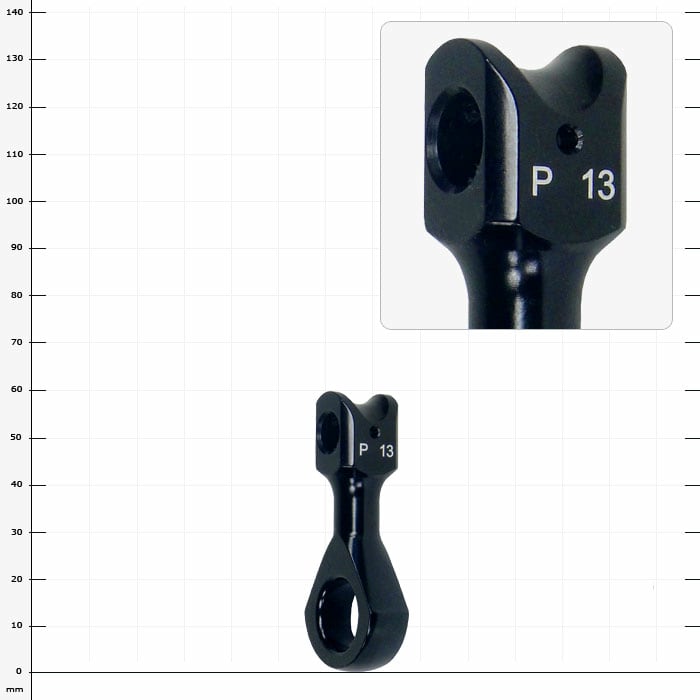 Positioner/SpiderJack 2.1 Karabineraufnahme, schwarzes Metallteil mit der Beschriftung "P 13"