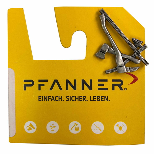 Holzer Pin mit zwei Äxten und einem Baum, silberfarben mit schwarzer Patina ohne goldfarbene Details auf gelbem Pfanner-Kartenhalter mit schwarzer Schrift