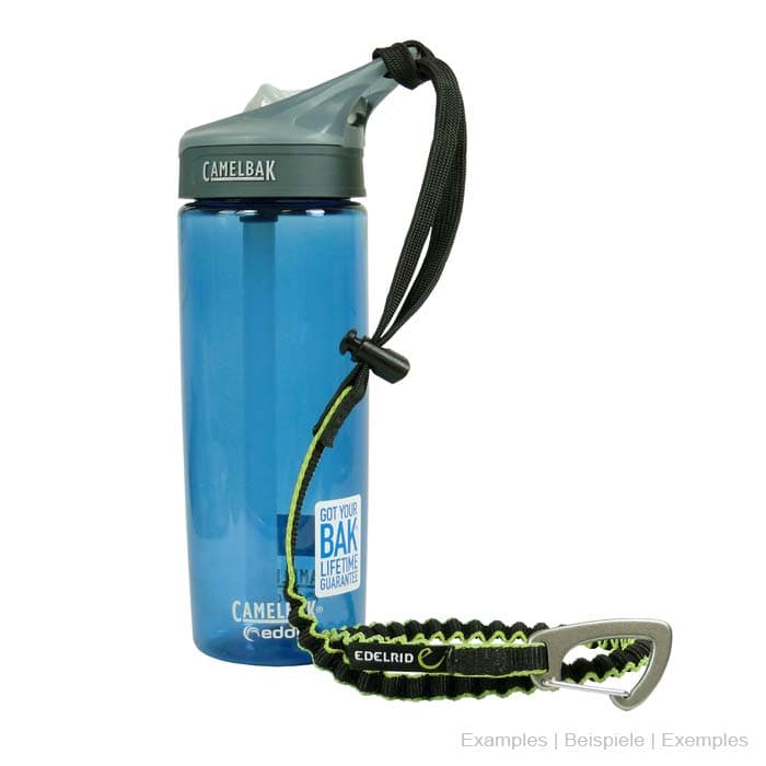 Tool Safety Leash von Edelrid, elastische Sicherheitsleine befestigt an einer blauen Camelbak Trinkflasche mit schwarzem Deckel und Trageschlaufe