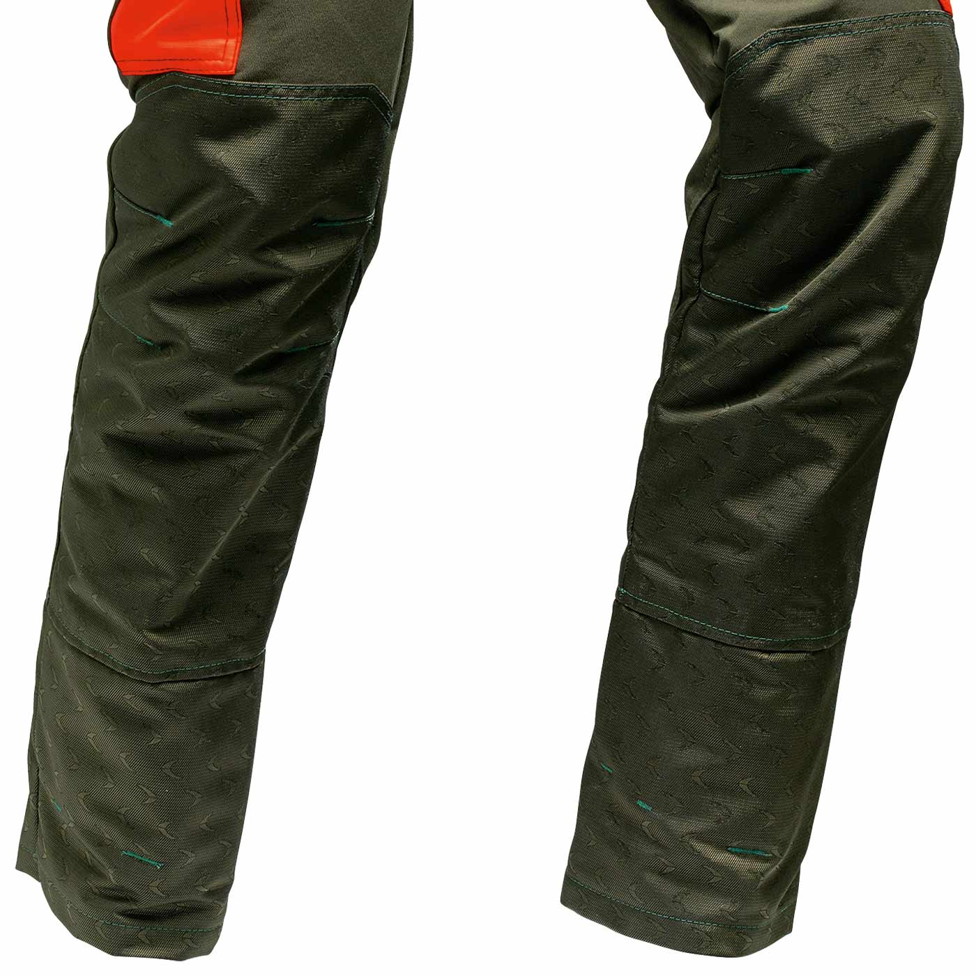Detailaufnahme der unteren Hosenbeine der Arborist Slim Fit Arbeitshose mit verstärktem Material und Nahtstrukturen