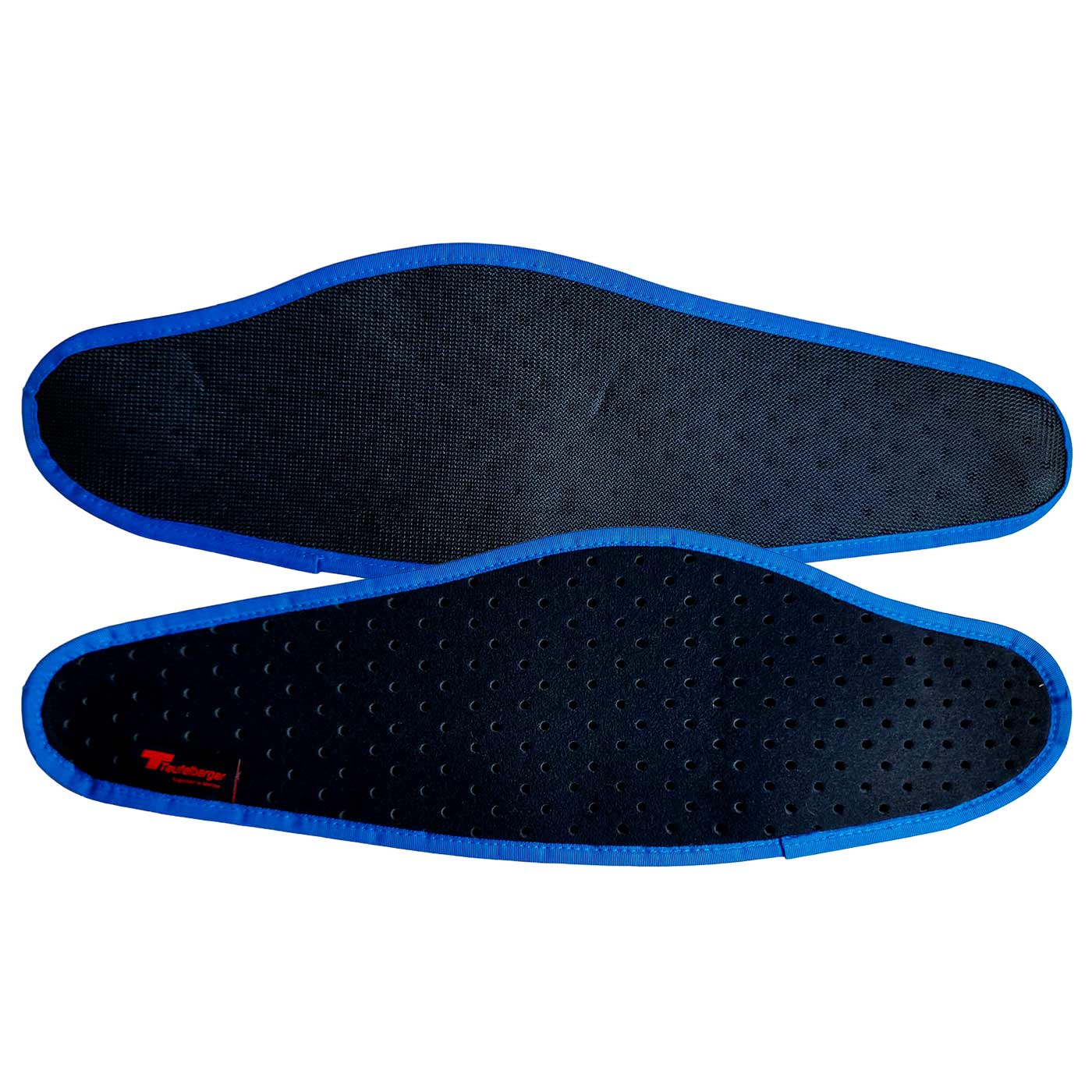 treeMOTION Breatheable Pad Set von Treeleberger, zwei schwarze, perforierte Polster mit blauer Umrandung, eines mit rotem Logo