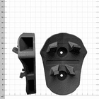 Toolprotect Helmhalter, ein schwarzes Kunststoffteil von vorne und ein weiteres von der Seite vor einem karierten Hintergrund
