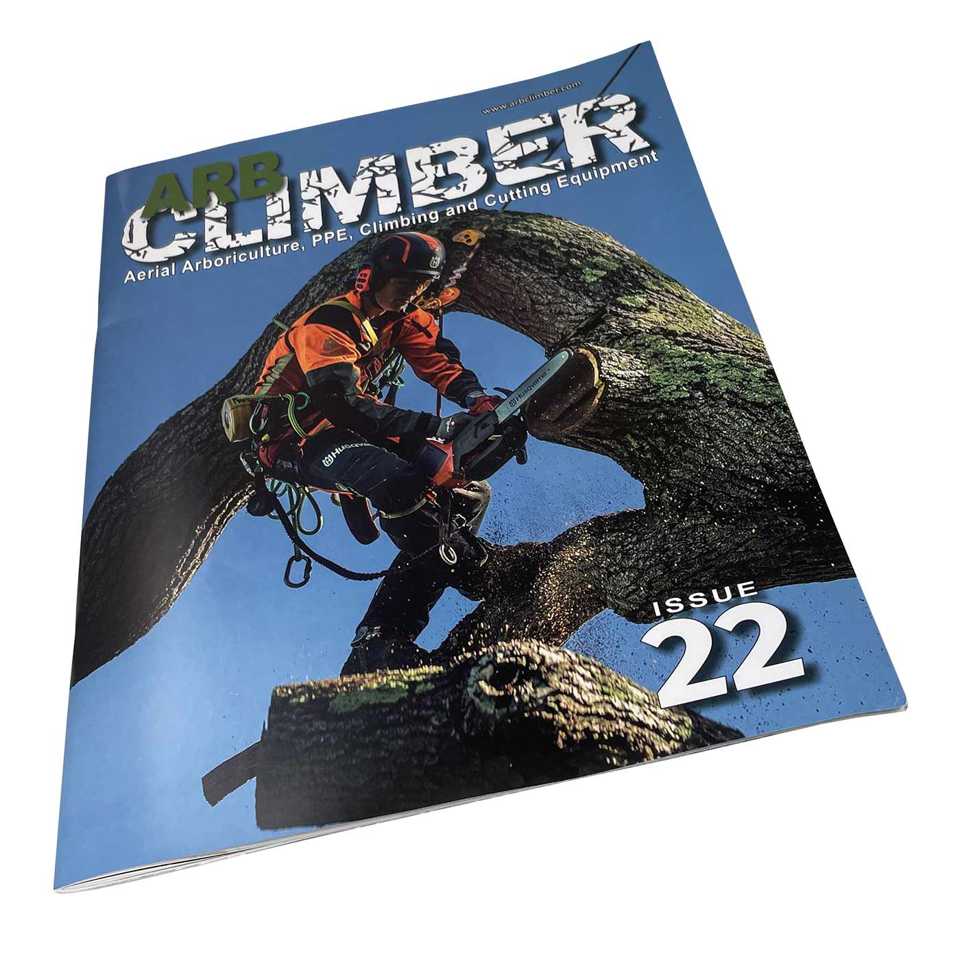 Arb Climber No. 22 Magazin mit Titel und Bild eines Baumpflegers, der eine Kettensäge an einem Baum benutzt, blauer Hintergrund, leicht schräg liegend