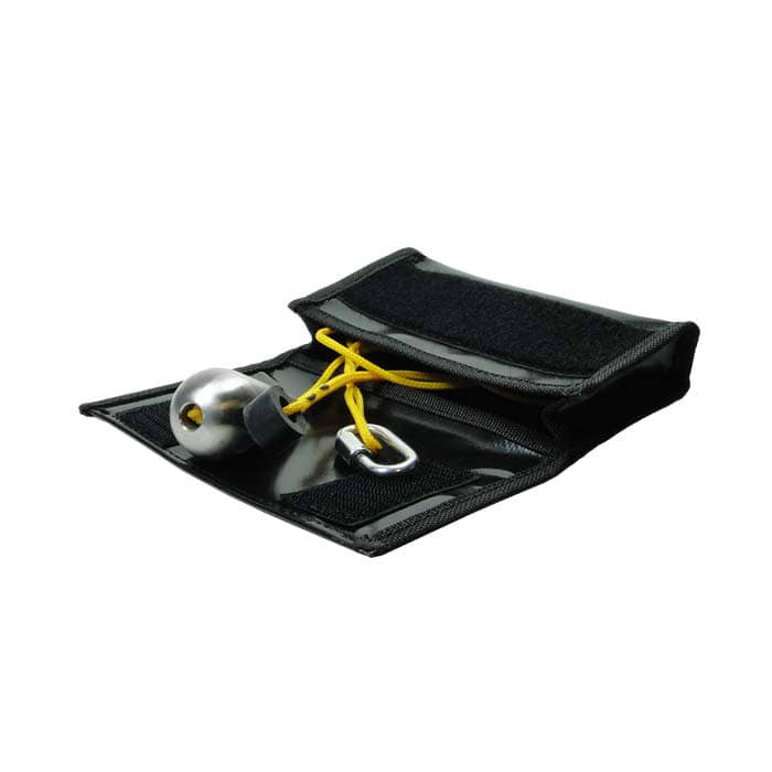 Quick-Kit, schwarzes Etui mit geöffnetem Deckel, darin ein silberner Metallgegenstand mit gelbem Band