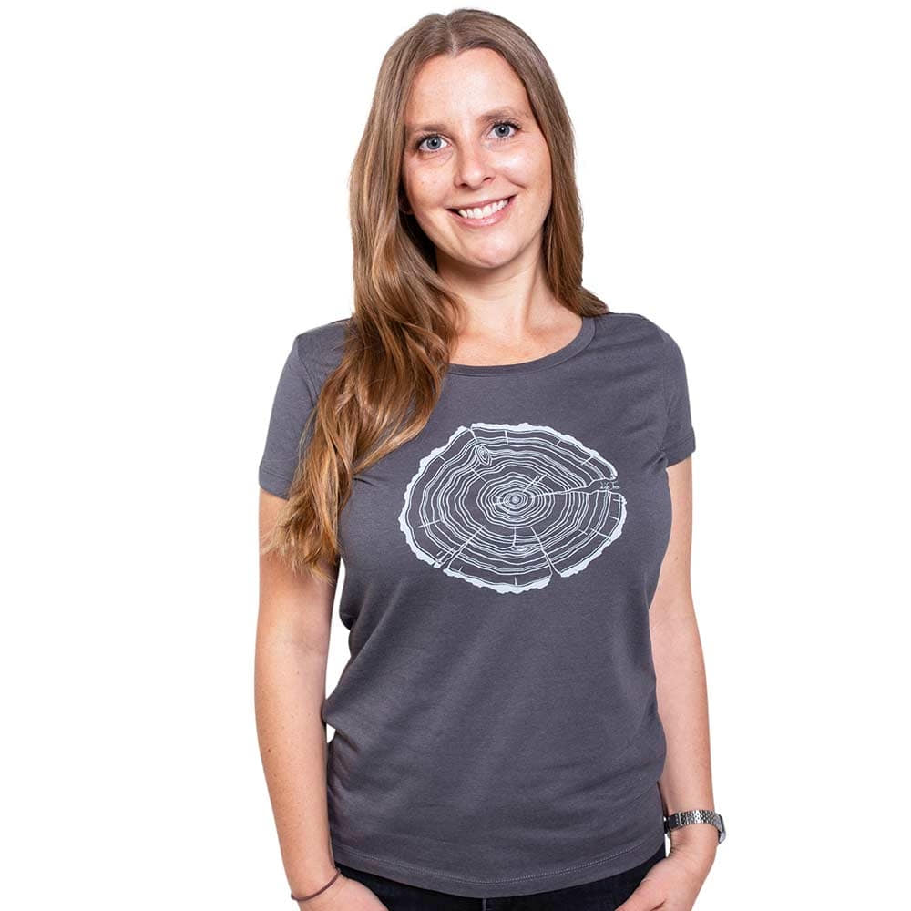 Eine Frau mit langen blonden Haaren trägt ein graues Treeslice Women T-Shirt mit weißem Baumstammschnitt-Design auf der Vorderseite