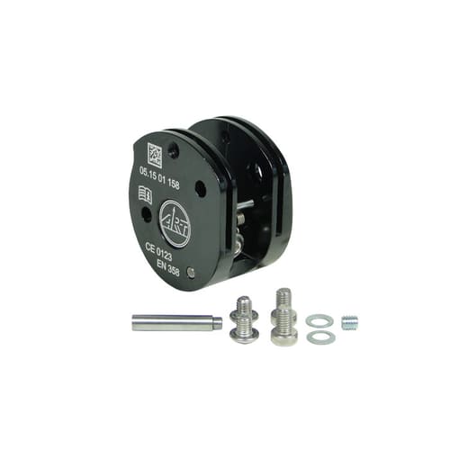 SpiderJack 2.1 Gerätekörper schwarzes Metallteil mit Aufdruck "05.15 01 158", "CE 0123", "EN 358" und ARZ-Logo, dazu zwei Schrauben, eine Metallstange, zwei Unterlegscheiben und ein kleiner Gewindeeinsatz