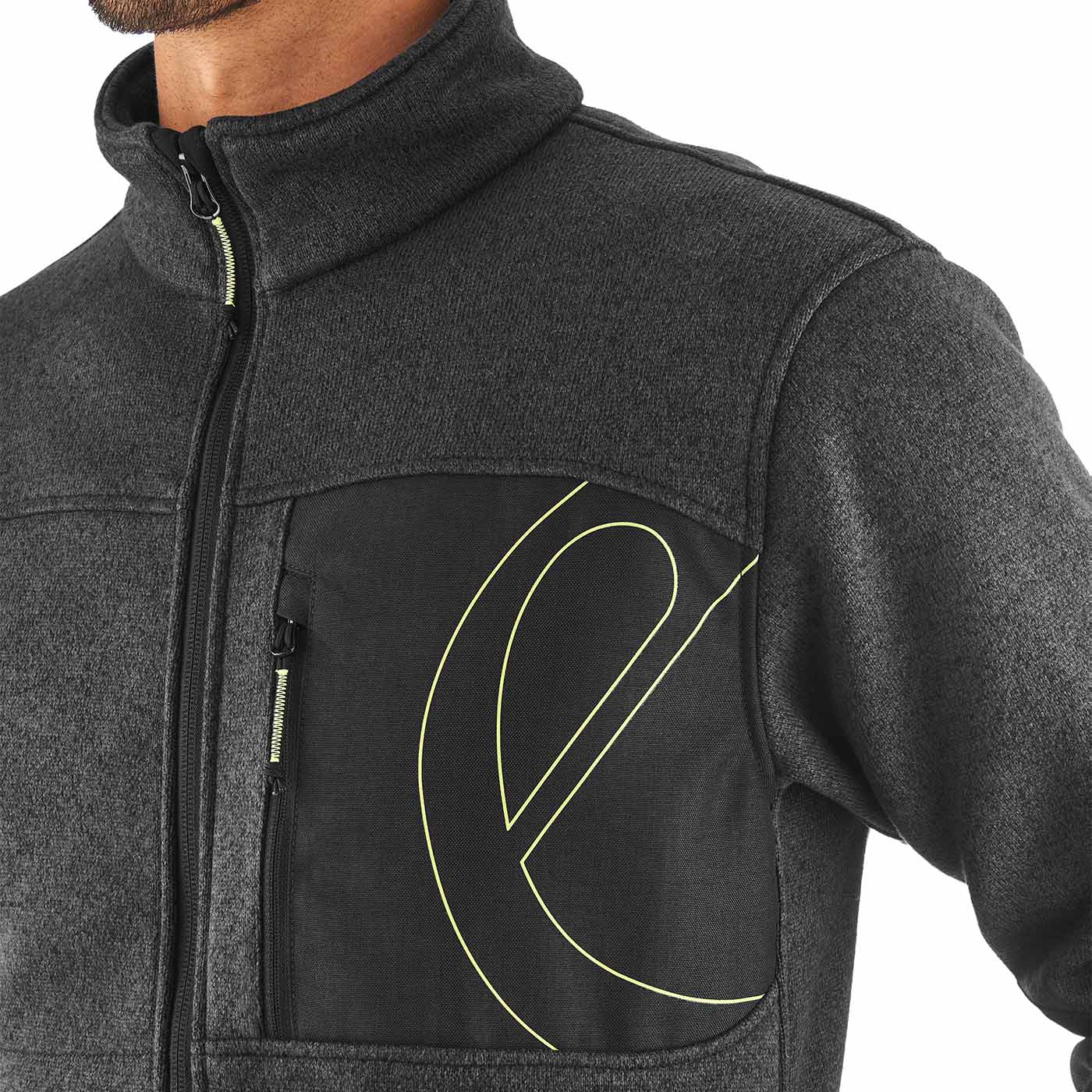 Nahaufnahme der Mylodon Jacket Brusttasche mit Reißverschluss und gelber Linienzeichnung, Teilansicht des Oberkörpers