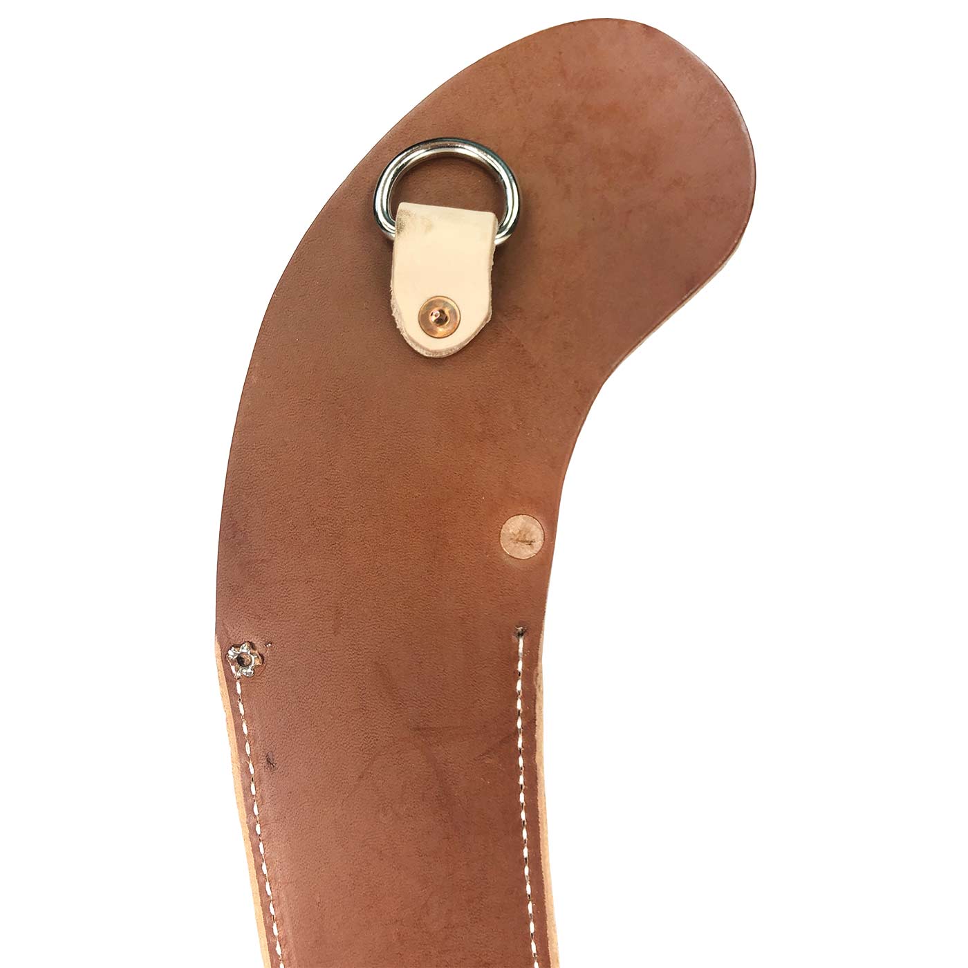 Detailaufnahme des Lederholsters KR mit Metallring an einem hellen Lederriemen und braunem Leder mit weißen Nähten