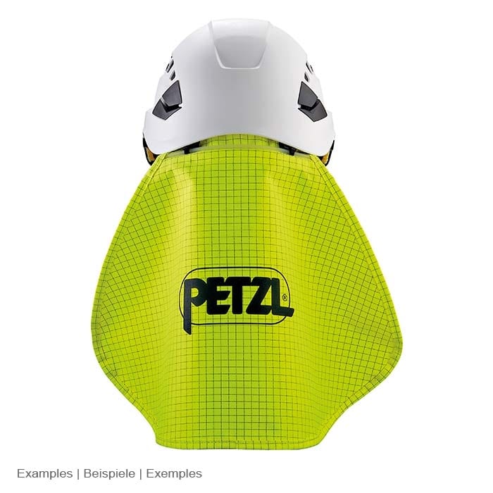 Weißer Helm mit hellgrünem Petzl Nackenschutz, der am Helm befestigt ist, mit schwarzem Karomuster und schwarzem Petzl-Logo in der Mitte