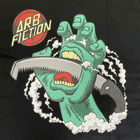 Nahaufnahme des Aufdrucks auf dem schwarzen T-Shirt mit grüner Hand, Säge und rotem "ARB FICTION"-Logo, Produktname Screaming Hand