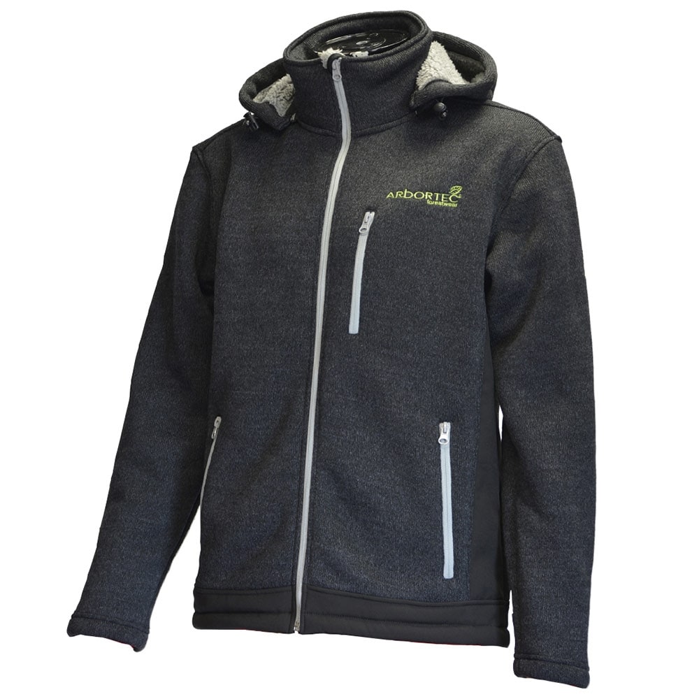 Dunkelgraue Jacke Yeti von Arbortech mit Reißverschlüssen an der Vorderseite und einer Kapuze, vorne rechts das grüne Arbortech-Logo