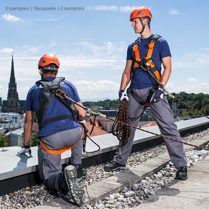 Fossy Set Uni 2, zwei Männer mit orangen Helmen und Klettergurten, die das Set auf einem Dach verwenden