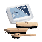 Bürsten Set von HAIX mit drei Holzbürsten unterschiedlicher Form und schwarzem Borstenbesatz sowie einer transparenten Kunststoffbox mit blauem Etikett und HAIX-Logo
