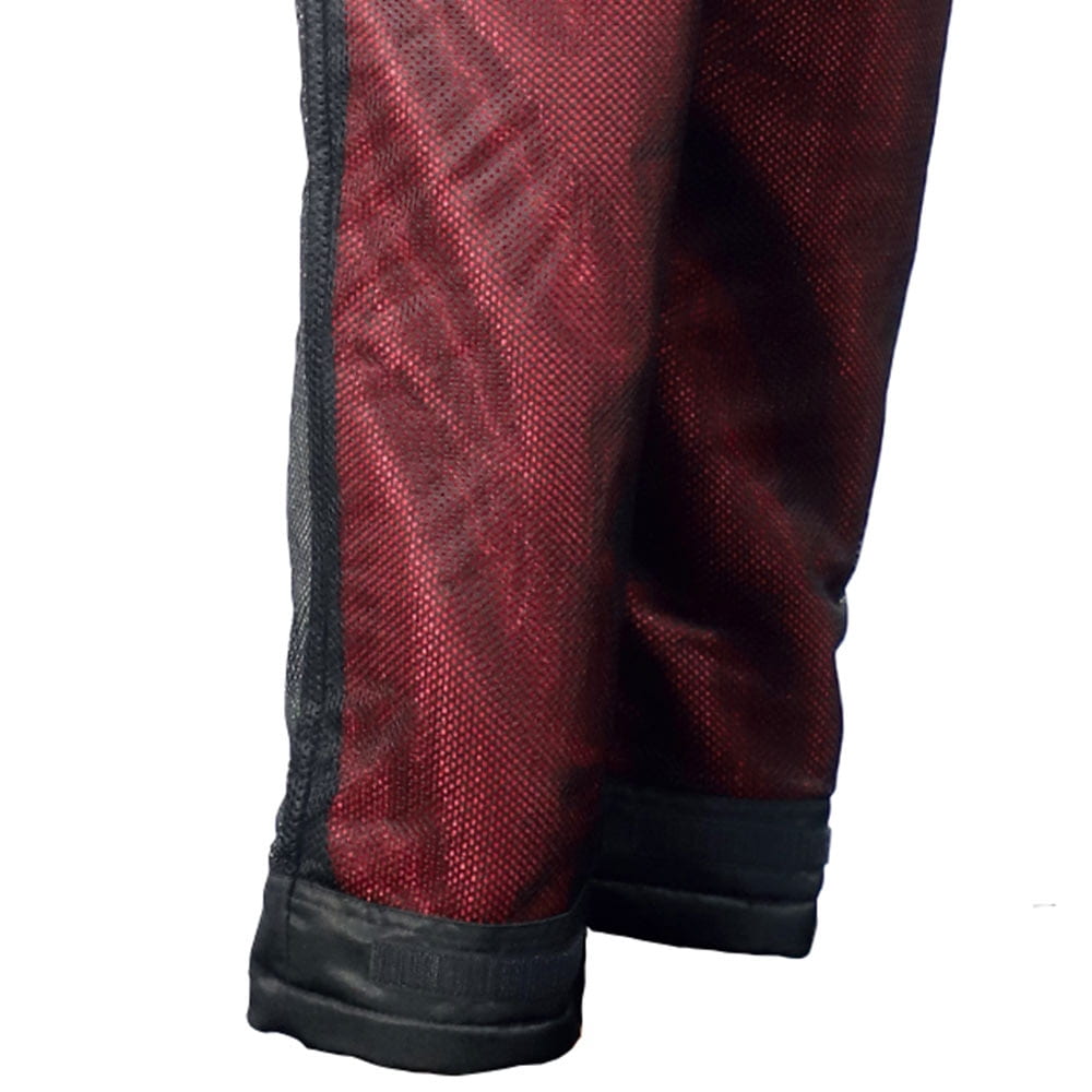 Detailaufnahme des unteren Bereichs der Arborflex Base A Hose in Schwarz und Rot mit schwarzen Bündchen am Hosenbeinabschluss