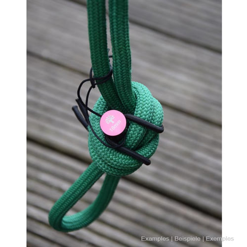 Rope Pin Set roter Pin an grünem Seil mit Knoten auf Holzuntergrund