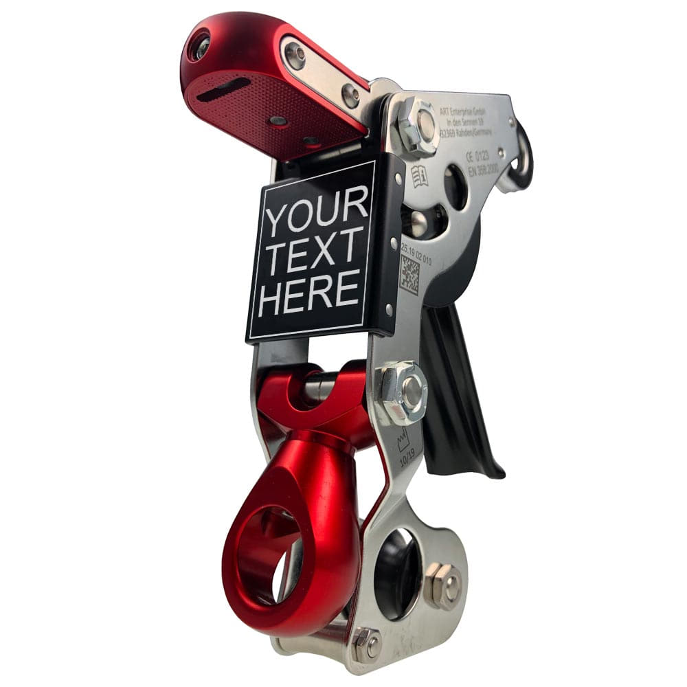 SpiderJack 3 – Laser Text, Klettergerät mit rotem Metallhaken und silbernem Rahmen, schwarzer Griff und Texttafel mit Aufschrift "YOUR TEXT HERE"