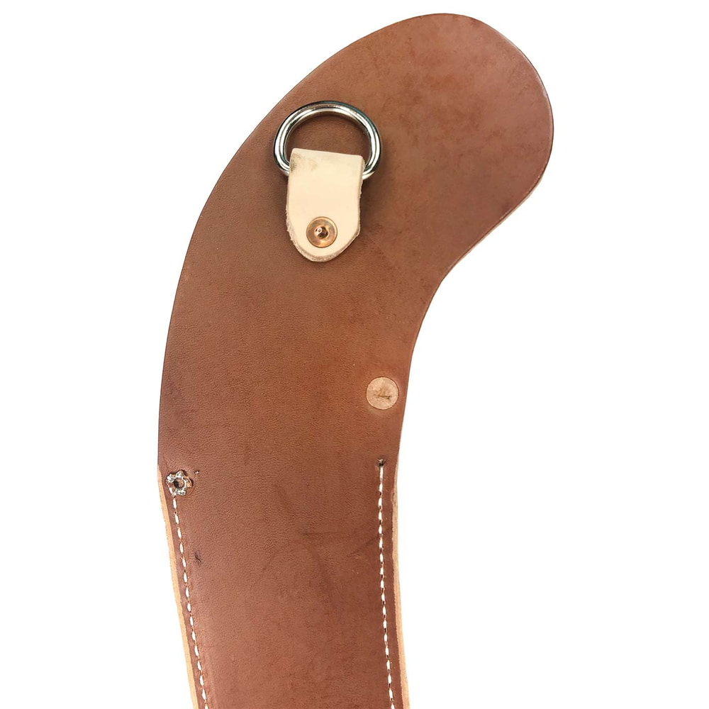 Detailaufnahme des Lederholsters KR mit Metallring an einem hellen Lederriemen und braunem Leder mit weißen Nähten