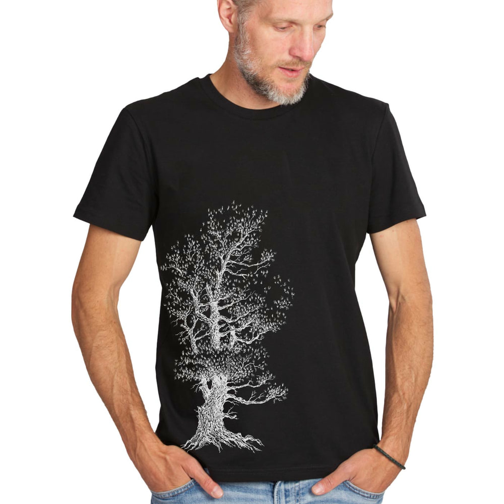 Mann trägt Stone Pine Tree T-Shirt in schwarz mit weißem Baum-Design, Blick nach rechts
